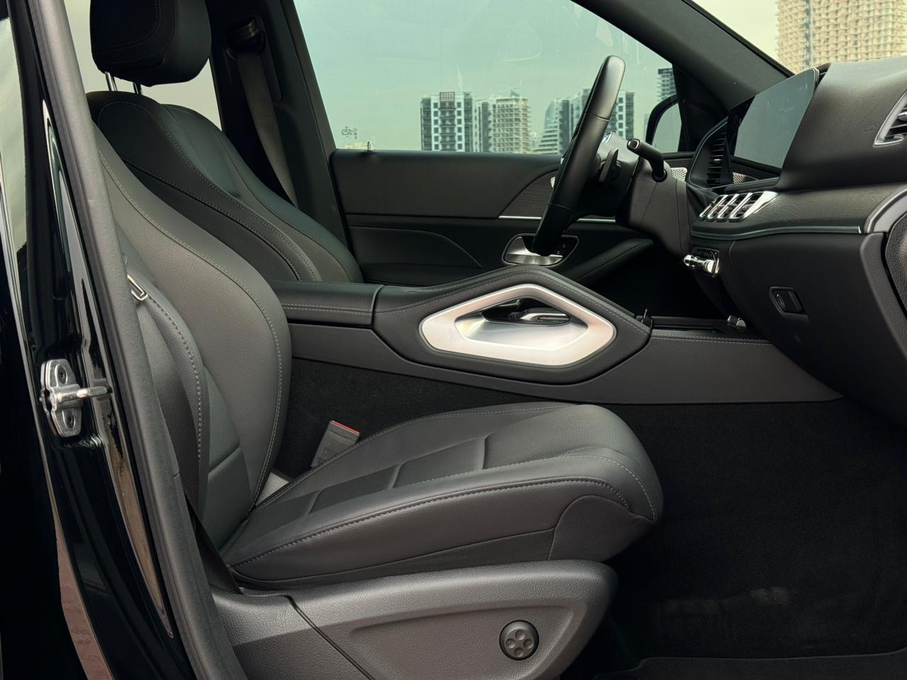 Rent Gle BLACK 2022 with chauffeur in Dubai , UAE 