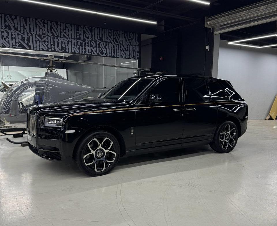 Rent Rolls-Royce Cullinan BLACK 2024 in Dubai , UAE 