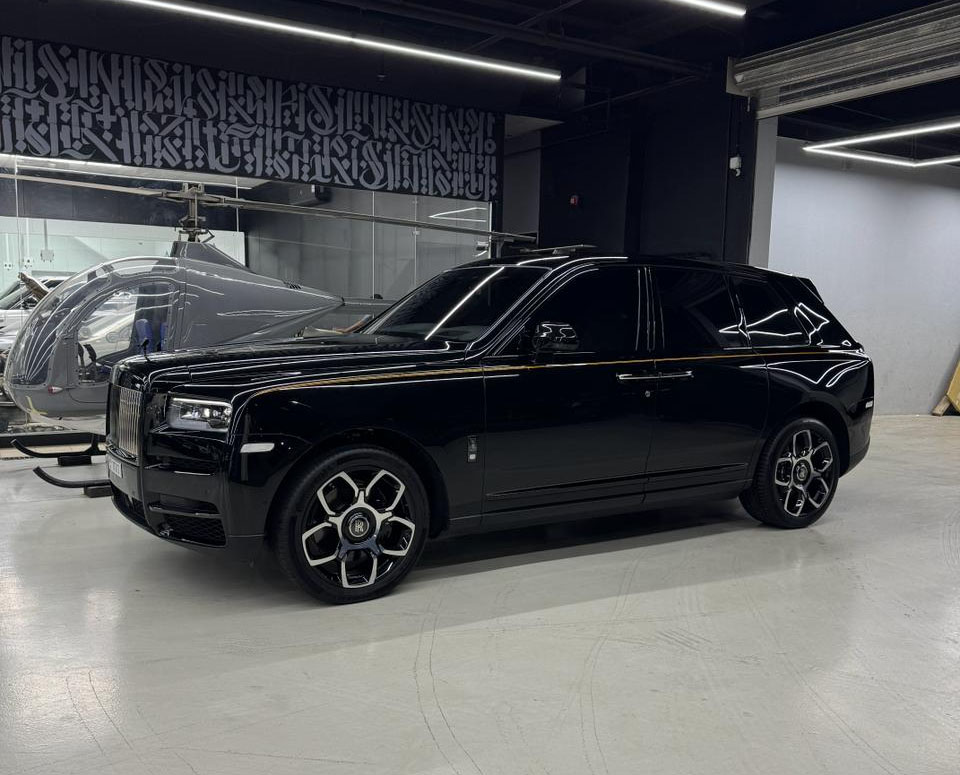 Rent Rolls-Royce Cullinan BLACK 2024 in Dubai , UAE 