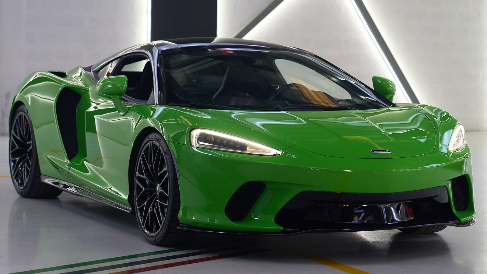 Rent McLaren Gt GREEN 2021 in Dubai , UAE 