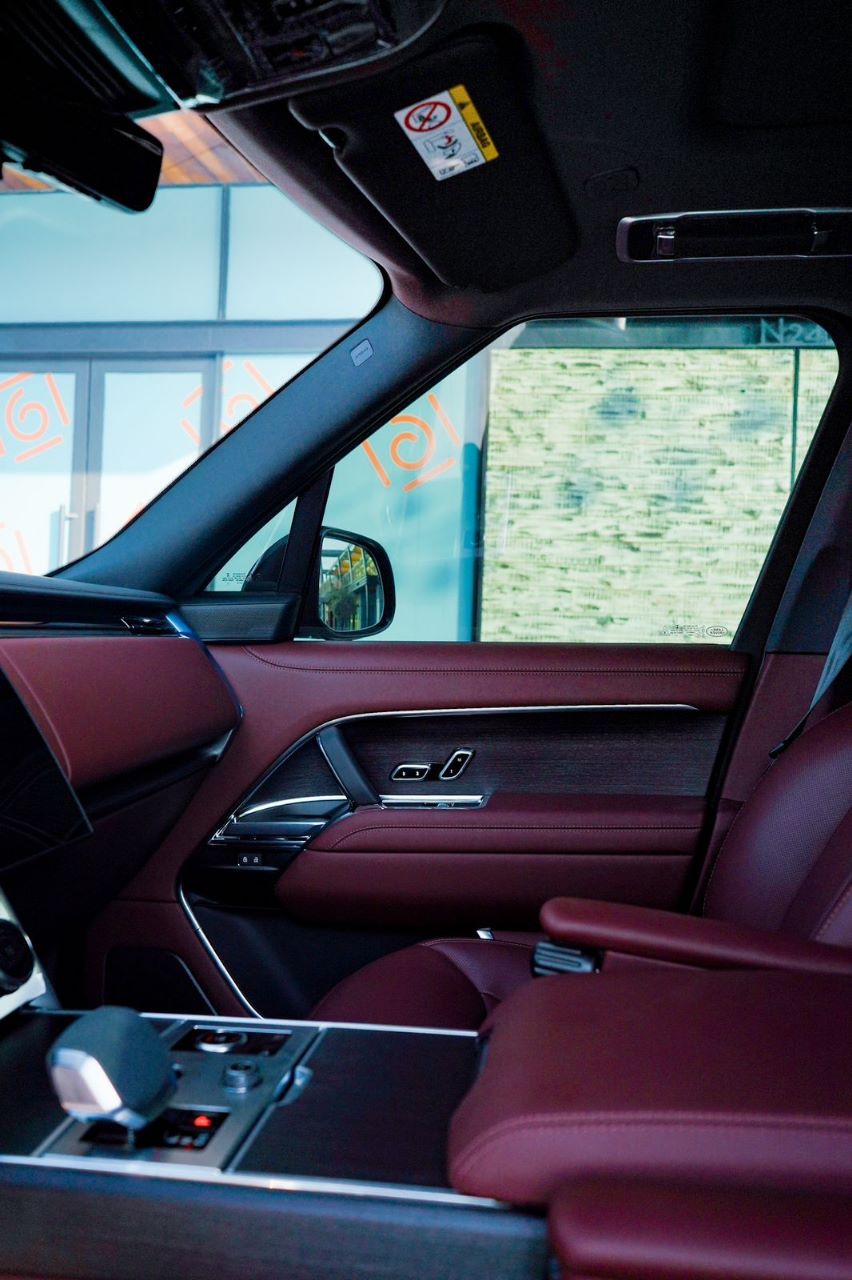 Rent Range-Rover Vogue BLACK 2023 in Dubai , UAE 